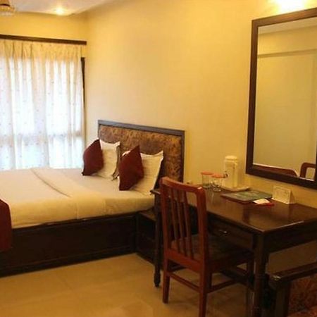 P M Regency Hotel Vadodara Kültér fotó