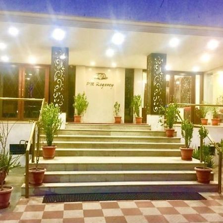 P M Regency Hotel Vadodara Kültér fotó