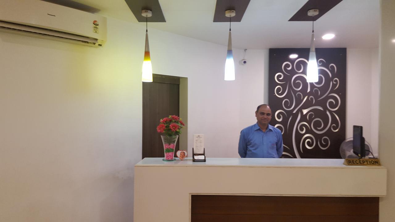 P M Regency Hotel Vadodara Kültér fotó