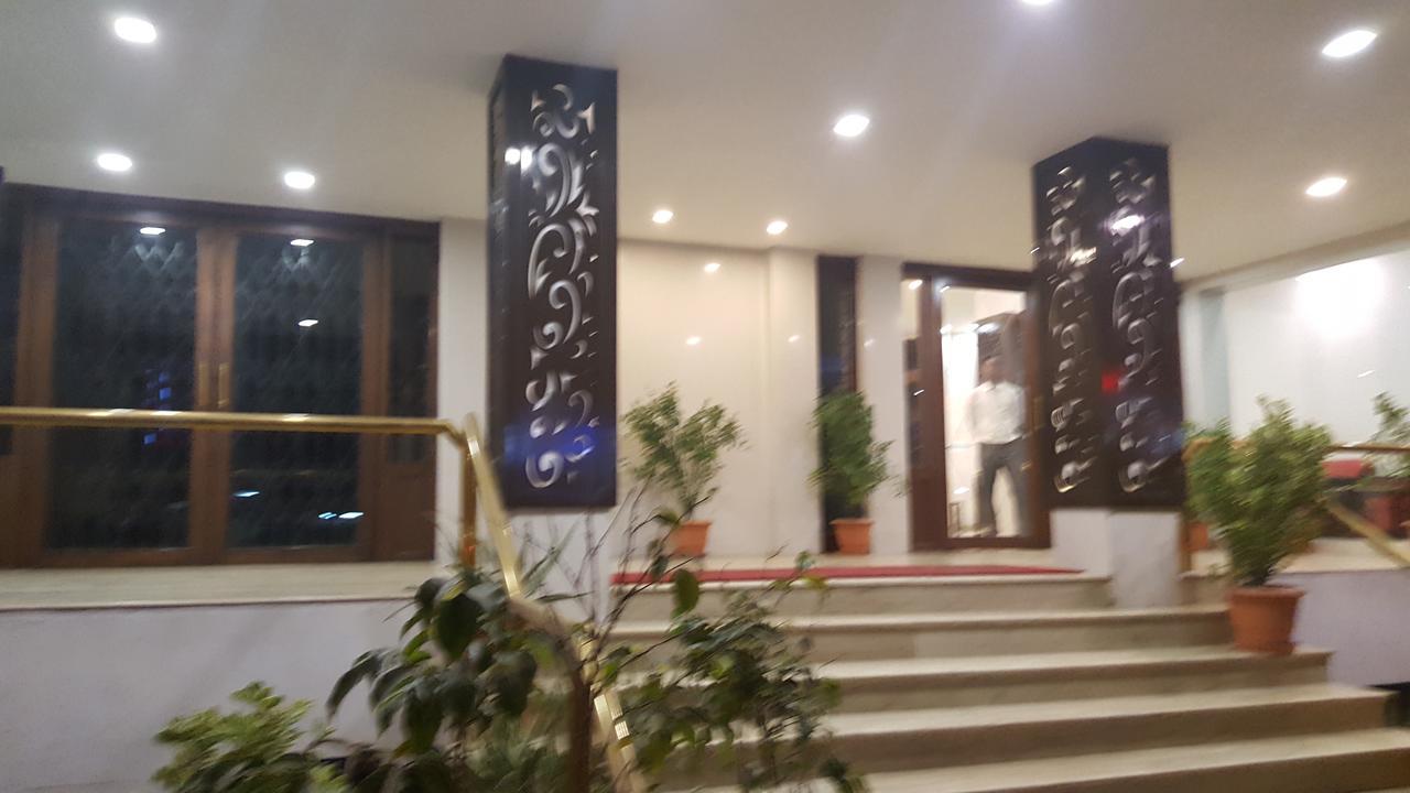 P M Regency Hotel Vadodara Kültér fotó