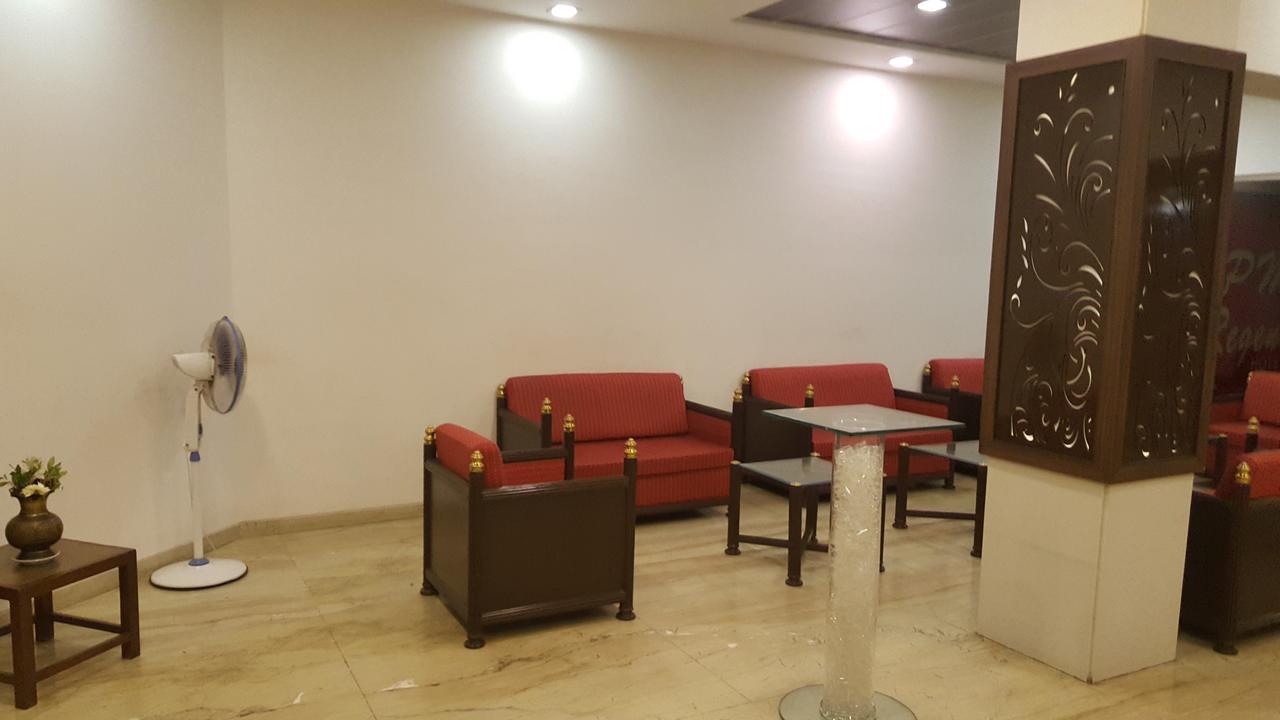 P M Regency Hotel Vadodara Kültér fotó