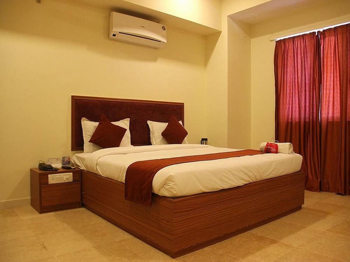 P M Regency Hotel Vadodara Kültér fotó
