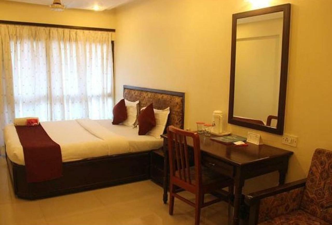P M Regency Hotel Vadodara Kültér fotó