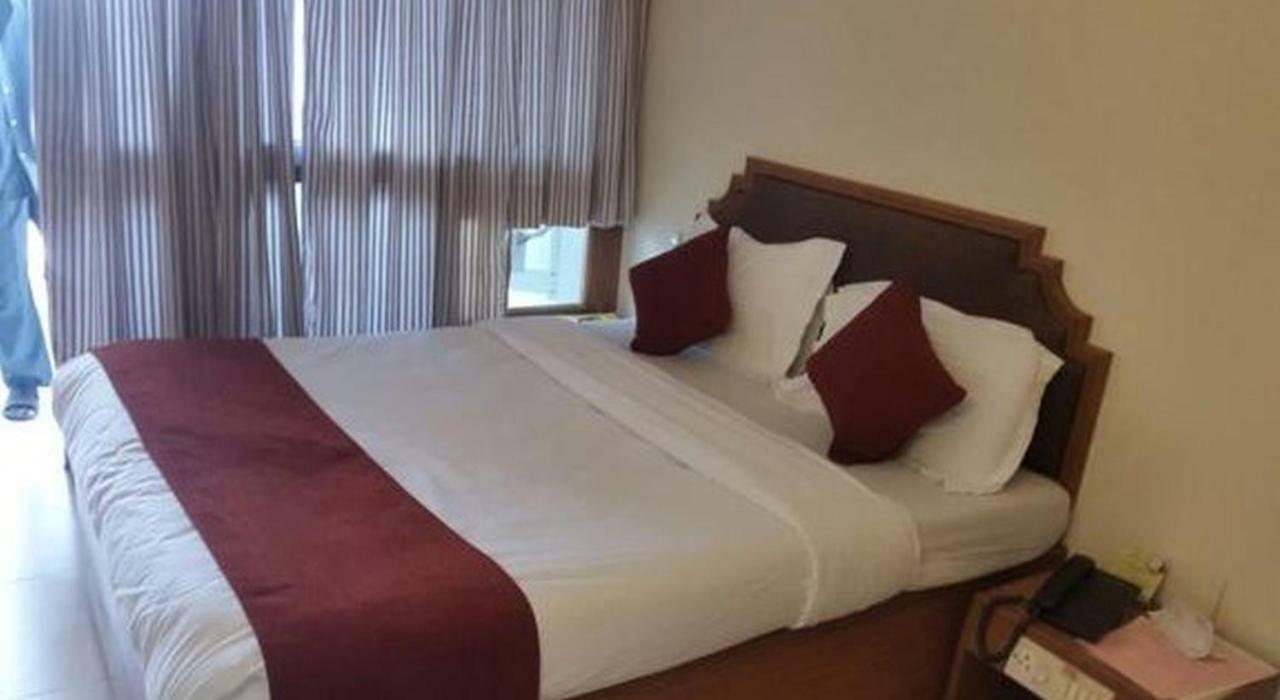 P M Regency Hotel Vadodara Kültér fotó