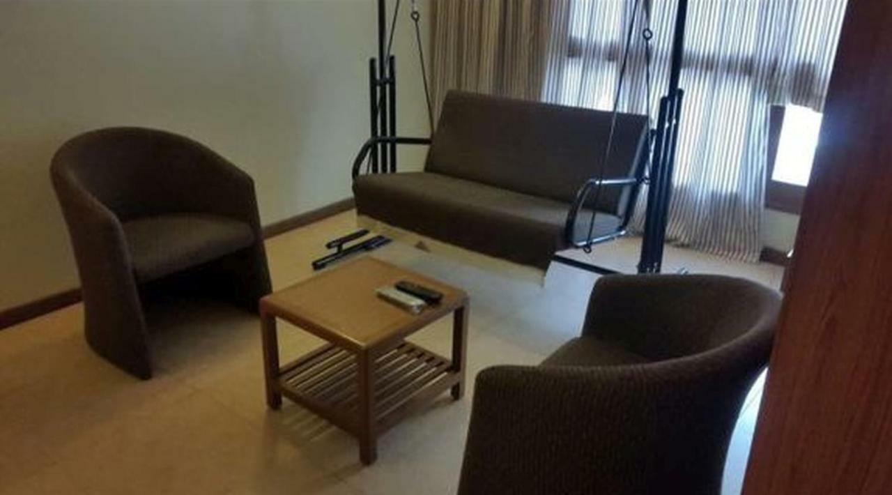 P M Regency Hotel Vadodara Kültér fotó