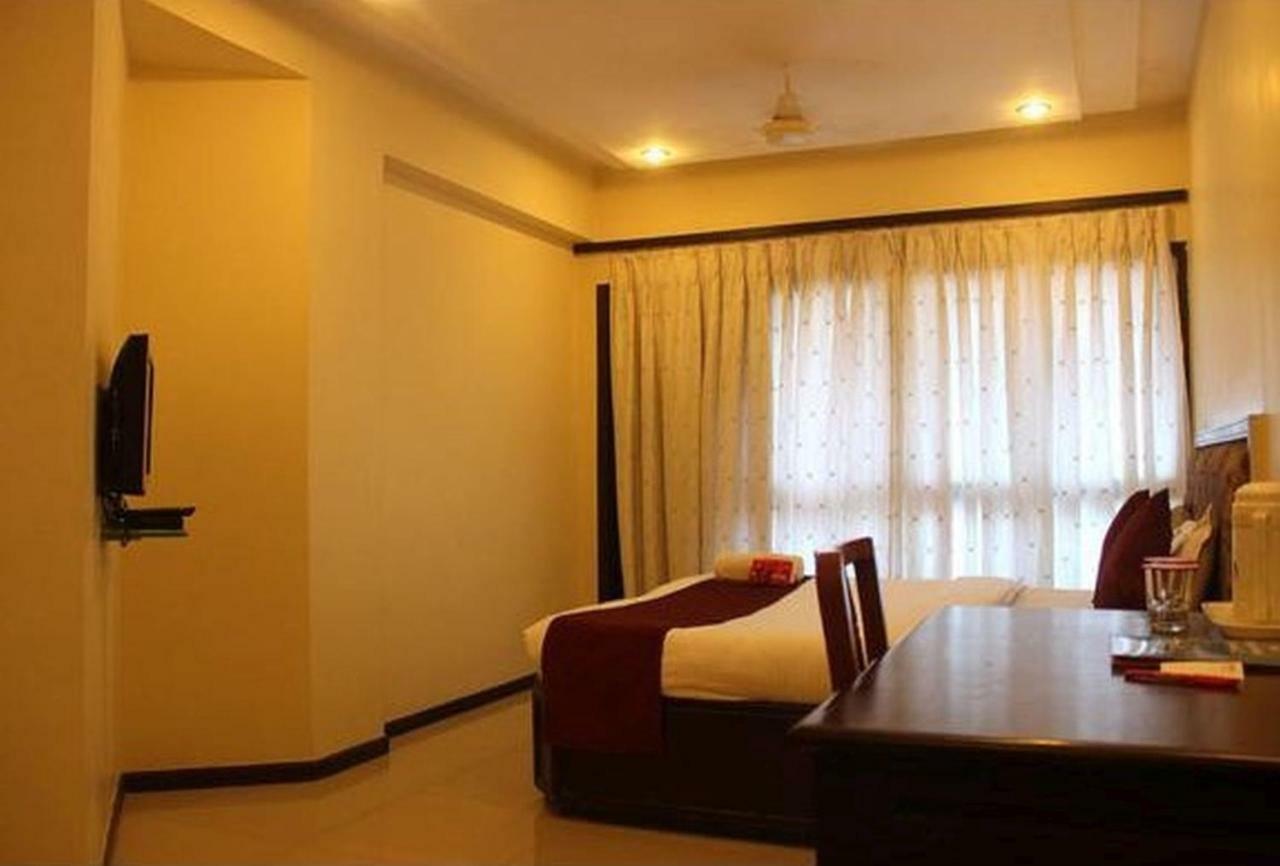 P M Regency Hotel Vadodara Kültér fotó