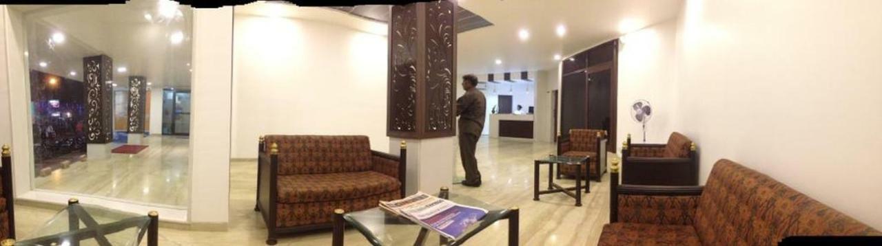 P M Regency Hotel Vadodara Kültér fotó