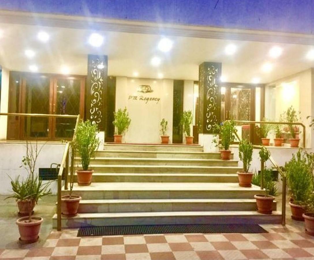 P M Regency Hotel Vadodara Kültér fotó