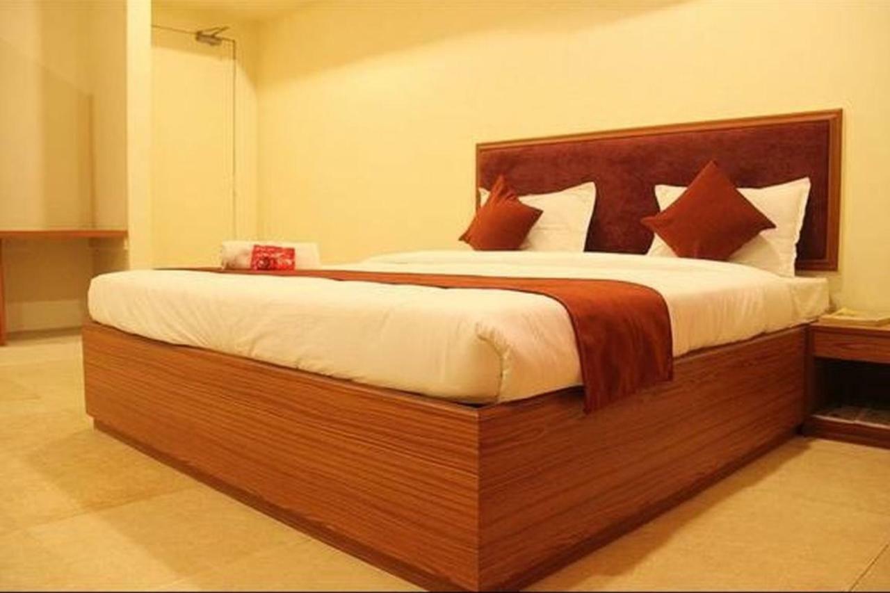 P M Regency Hotel Vadodara Kültér fotó